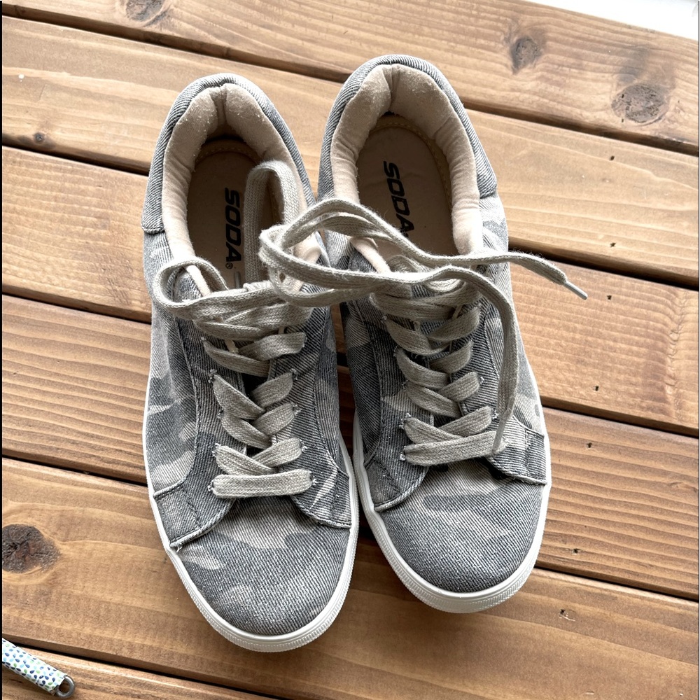 Boutique camo tennis shoes size 9
